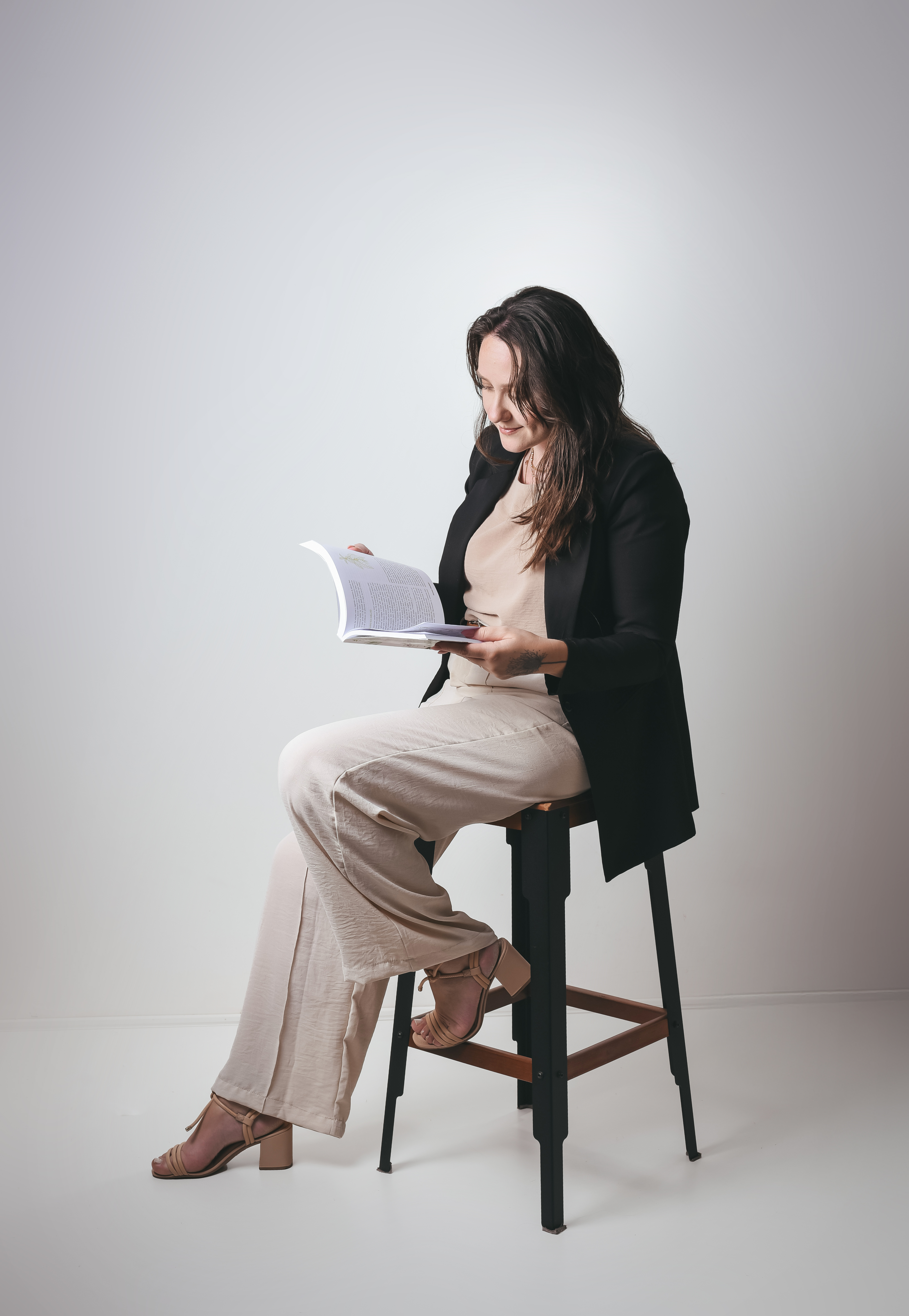 Prof. Carol Bauermann sentada lendo